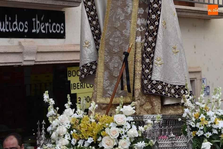 La imagen de Santa Teresa y el bastón de mando recuerdan a los cinco albenses fallecidos en...