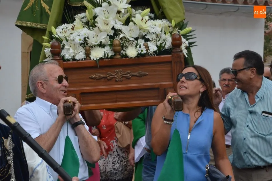 Foto 11 - La Virgen de la Esperanza procesiona en Gomecello