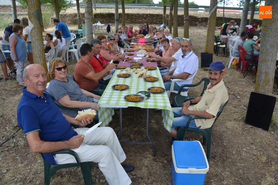 Foto 11 - Una buena raci&oacute;n de paella para despedir las fiestas en Golpejas