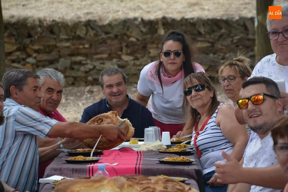 Foto 10 - Una buena raci&oacute;n de paella para despedir las fiestas en Golpejas