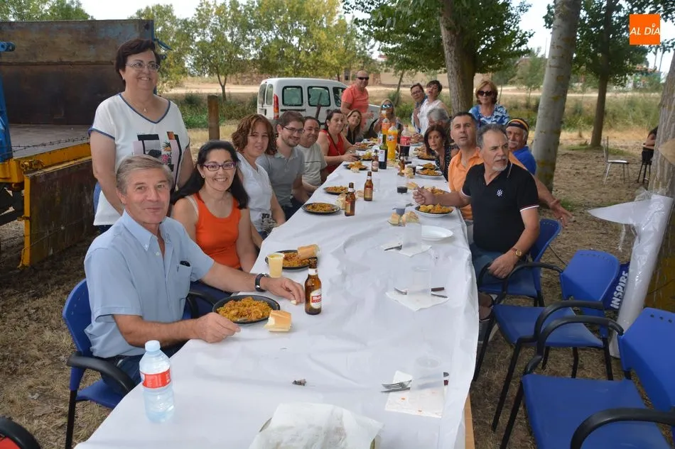 Foto 7 - Una buena raci&oacute;n de paella para despedir las fiestas en Golpejas
