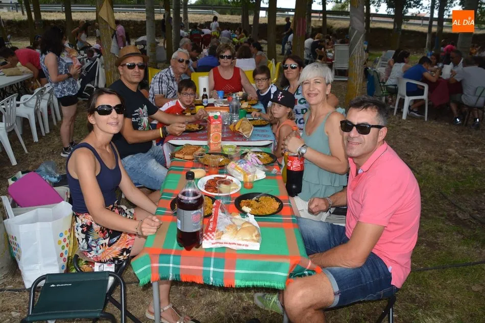 Foto 6 - Una buena raci&oacute;n de paella para despedir las fiestas en Golpejas