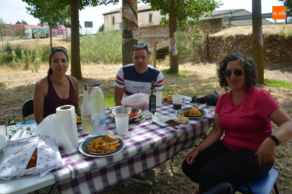Foto 2 - Una buena raci&oacute;n de paella para despedir las fiestas en Golpejas