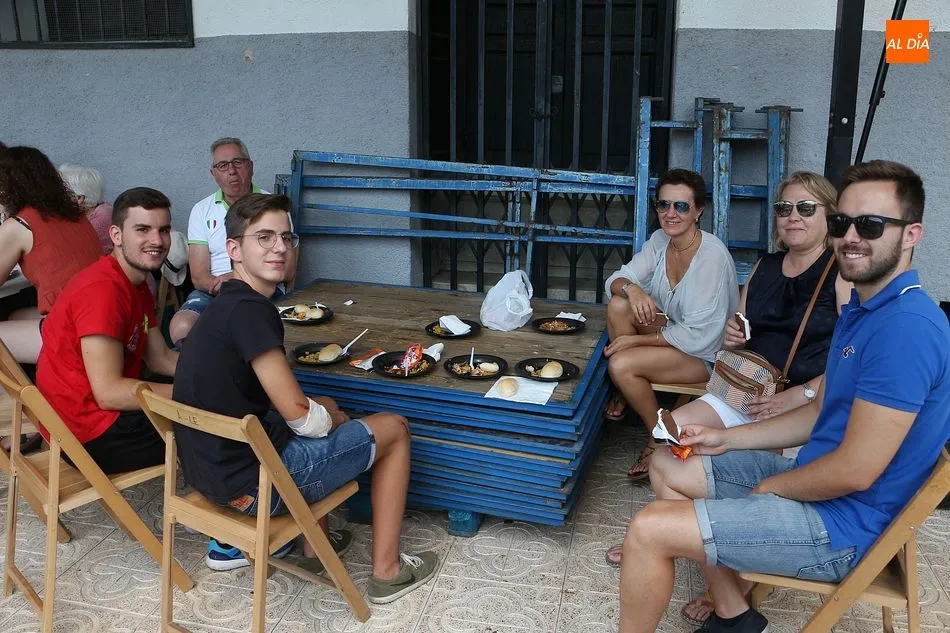 Foto 4 - Ledrada disfruta de la paellada festiva