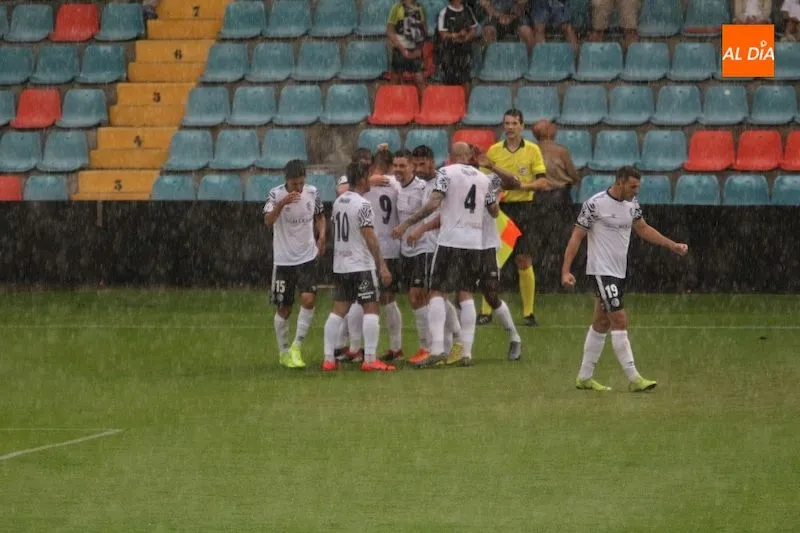 Foto 10 - La tormenta perfecta del Salamanca UDS arrasa con el Arenas de Getxo y deja en evidencia a...