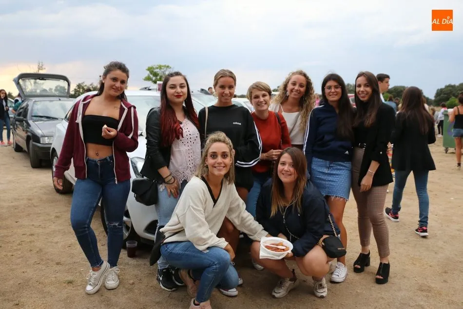 El merendero de las piscinas acogía la tradicional degustación de carne de novillo / CORRAL