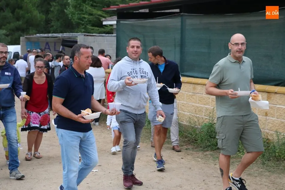 Foto 2 - En Villavieja cogen fuerzas con 1.400 raciones de carne de novillo  