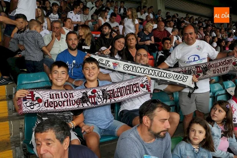 Foto 11 - El Helm&aacute;ntico se rinde a sus jugadores y entona el &ldquo;&iquest;d&oacute;nde est&aacute; &lsquo;Chiquimarco&rsquo;,...