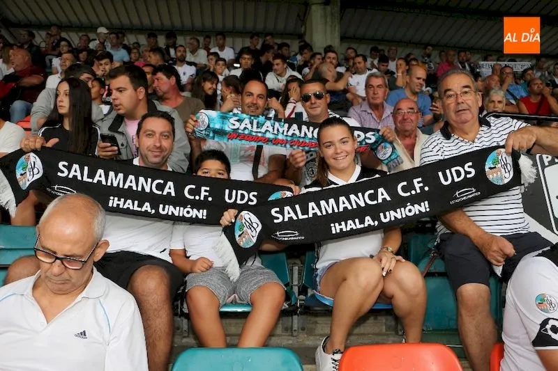 Foto 4 - El Helm&aacute;ntico se rinde a sus jugadores y entona el &ldquo;&iquest;d&oacute;nde est&aacute; &lsquo;Chiquimarco&rsquo;,...