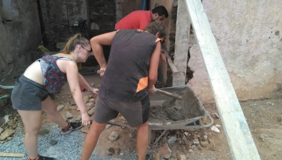 Foto 2 - Los alumnos de Santiago Uno rehabilital una escuela y construyen una casa en Marruecos