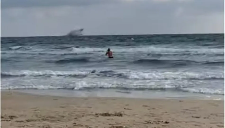 Momento del impacto del avión en el mar. Foto de Arturo Ávila / Youtube