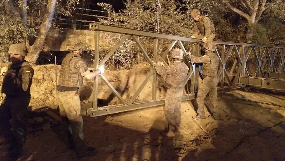 Tareas de desmontaje de este puente en Huelva