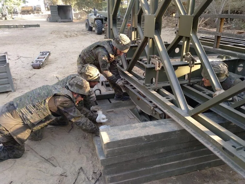 Foto 2 - Militares de Salamanca retiran el puente que ha facilitado la romer&iacute;a de la Virgen del Roc&iacute;o