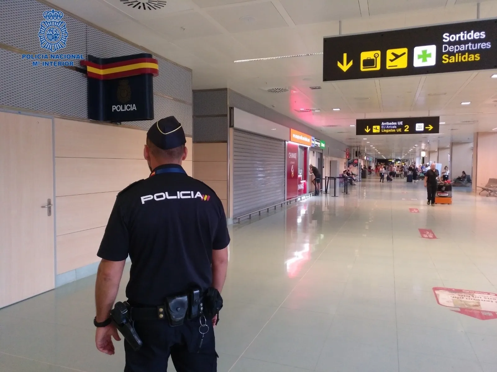 Un policía, en el aeropuerto