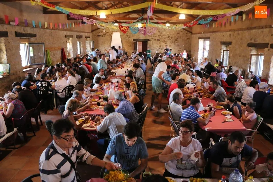 El salón del edificio multifuncional se llenó para comer la paella / CORRAL