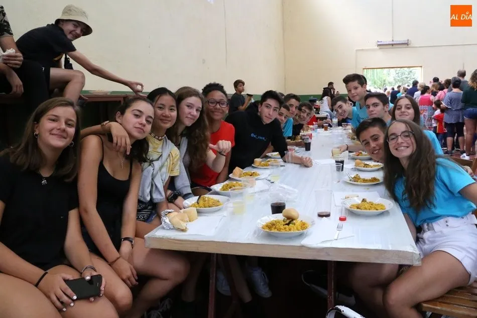 Un grupo de jóvenes, en el pabellón municipal para comer la paella | Víctor Sánchez