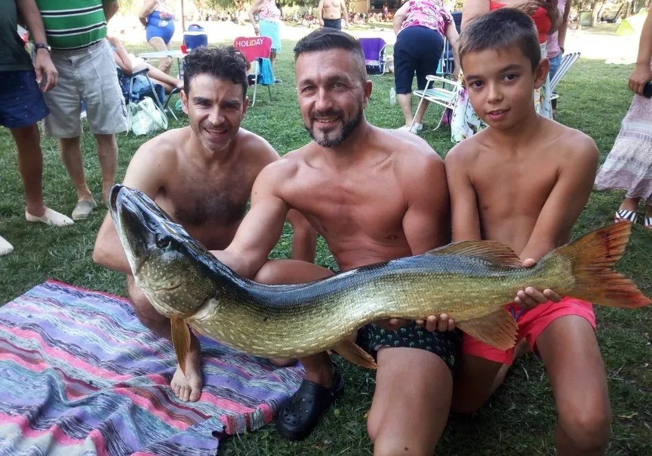 El joven Rubén captura un pez de 7 kilos en La Pesquera  