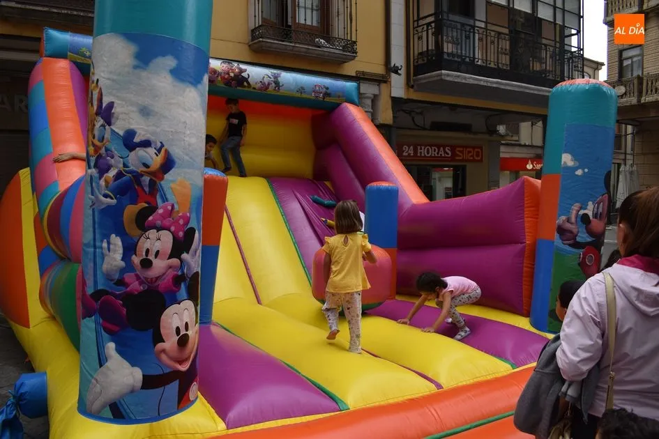 Foto 10 - El mal tiempo empa&ntilde;a la fiesta de los m&aacute;s peque&ntilde;os