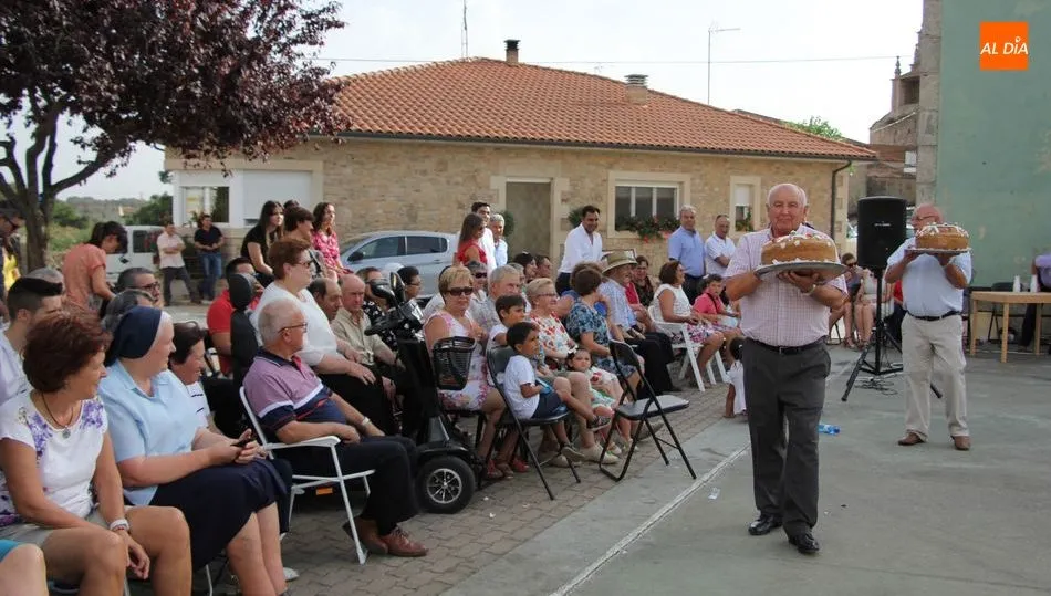 La subasta de roscas es uno de los actos tradicionales  de estas fiestas