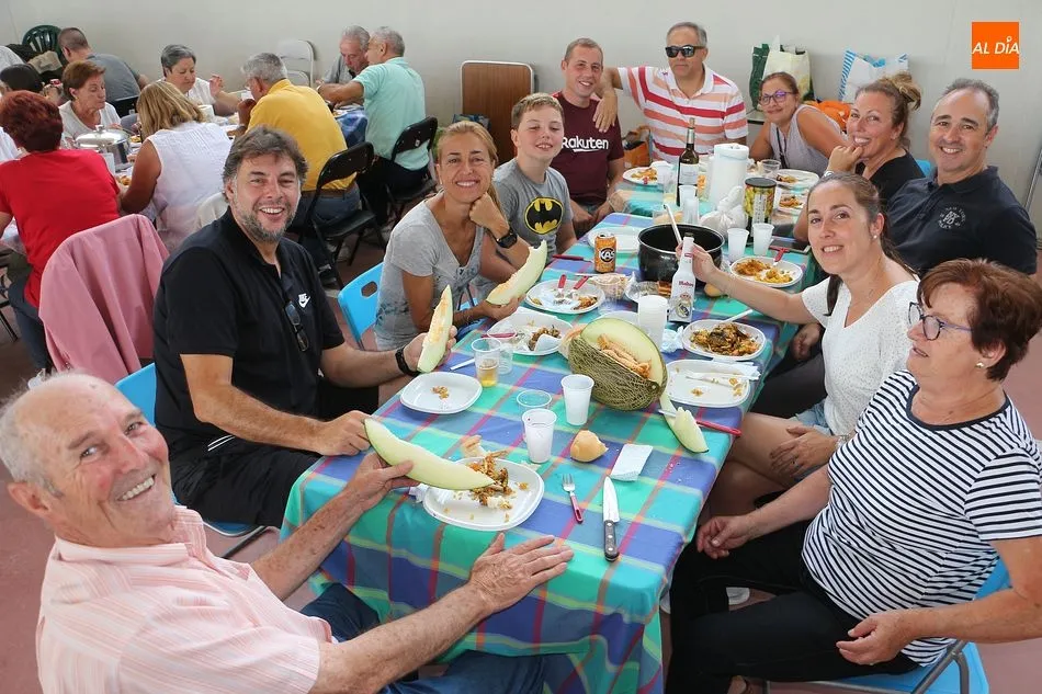 Foto 6 - Los Santos despide sus festejos con la tradicional paellada