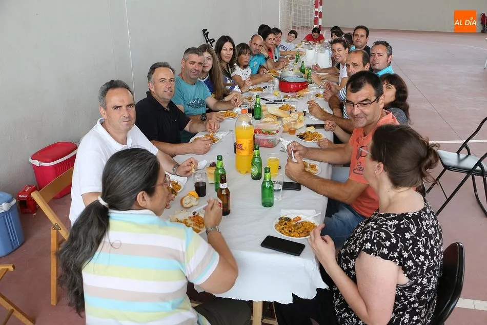 Foto 2 - Los Santos despide sus festejos con la tradicional paellada