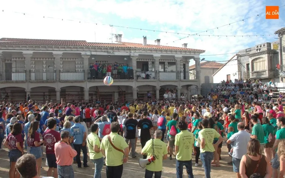 Foto 9 - Las pe&ntilde;as convierten la plaza de Villavieja en un abanico multicolor durante el chupinazo  