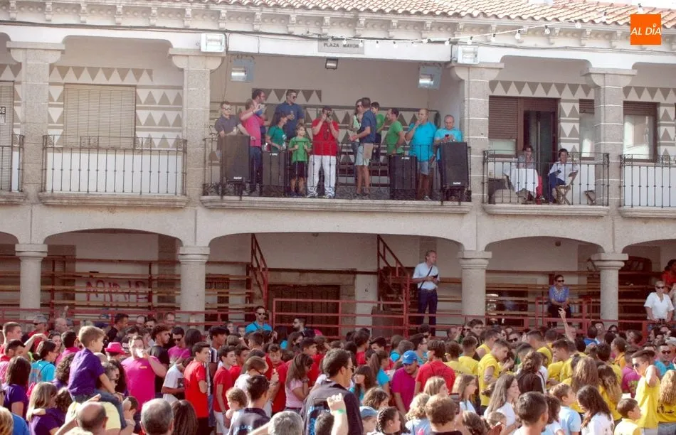 Foto 8 - Las pe&ntilde;as convierten la plaza de Villavieja en un abanico multicolor durante el chupinazo  
