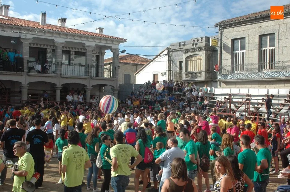 Foto 7 - Las pe&ntilde;as convierten la plaza de Villavieja en un abanico multicolor durante el chupinazo  