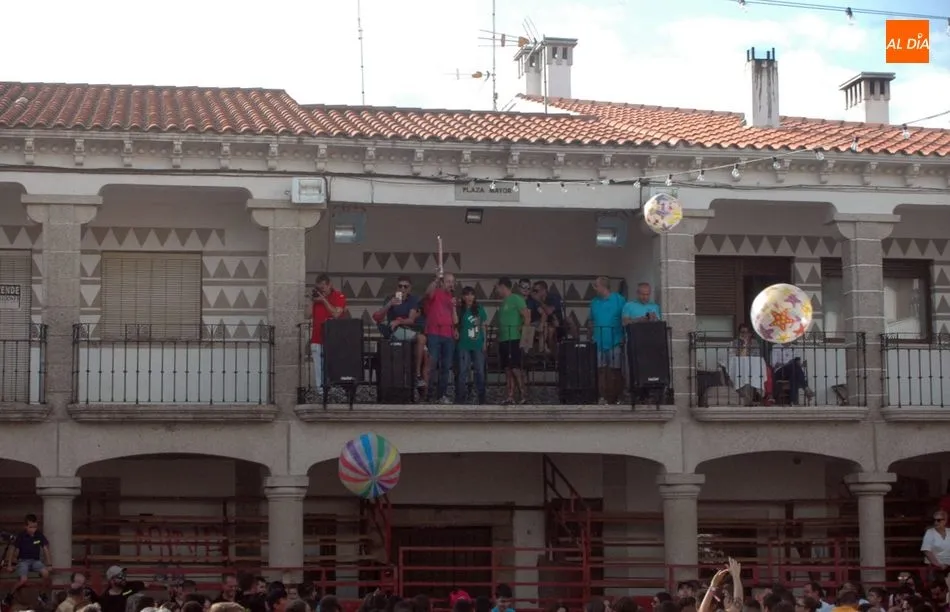 Foto 5 - Las pe&ntilde;as convierten la plaza de Villavieja en un abanico multicolor durante el chupinazo  