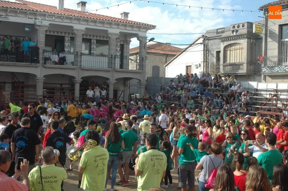Las peñas convierten la plaza de Villavieja en un abanico multicolor durante el chupinazo  