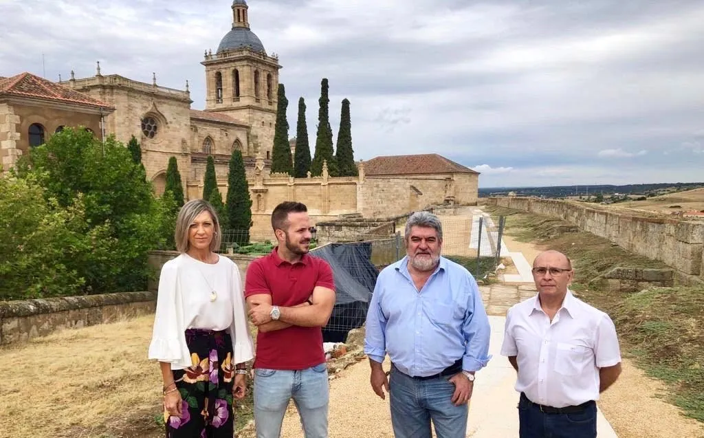 Foto 2 - El PSOE critica al PP por permitir que la adjudicataria de las obras del adarve las deje sin m&aacute;s  