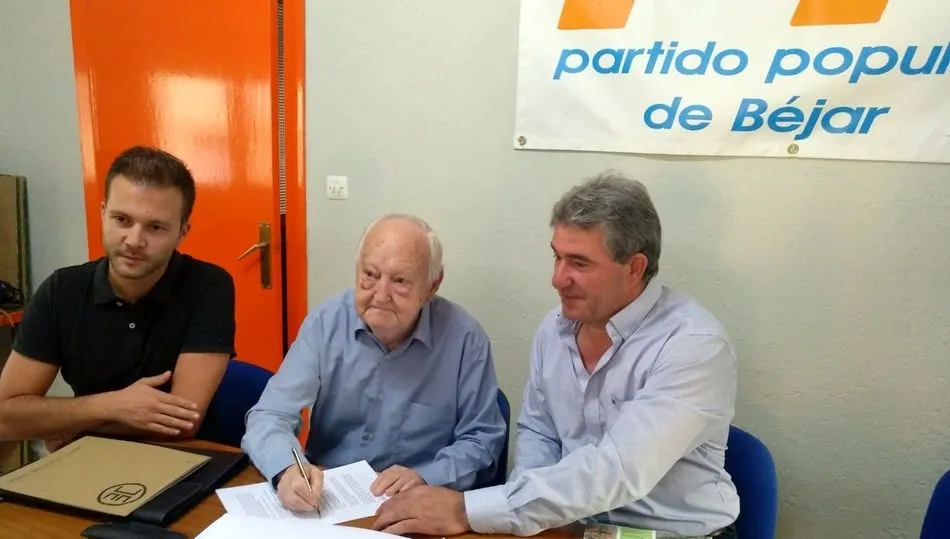 El Alcalde de Lagunilla y uno de los empresarios junto a Salvador Viñas