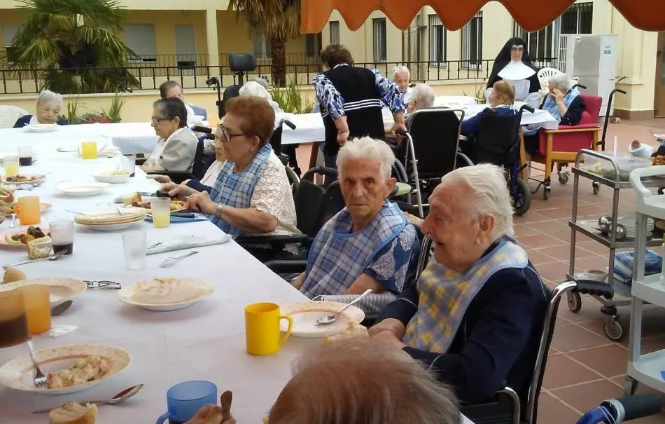 Foto 2 - D&iacute;a grande en la Residencia de las Hermanitas de los Ancianos Desamparados en honor a su fundadora ...