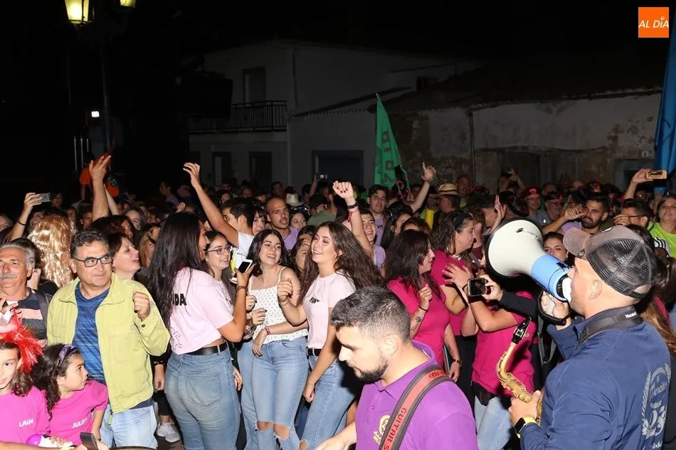 Foto 5 - Las pe&ntilde;as llenan de fiesta El Pedroso de la Armu&ntilde;a