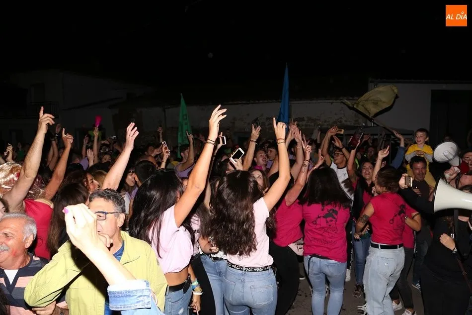 Foto 3 - Las pe&ntilde;as llenan de fiesta El Pedroso de la Armu&ntilde;a