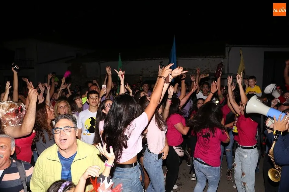 Foto 2 - Las pe&ntilde;as llenan de fiesta El Pedroso de la Armu&ntilde;a
