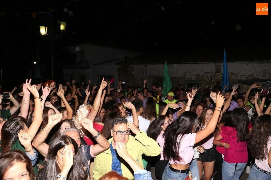 Las peñas llenan de fiesta El Pedroso de la Armuña