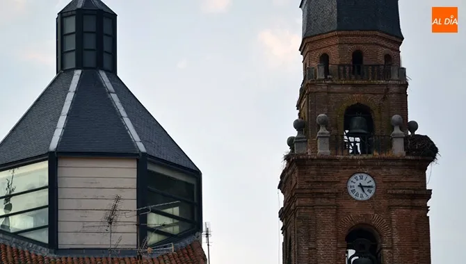 Un rayo caído en la torre de la iglesia parroquial a dejado sin servicio el reloj