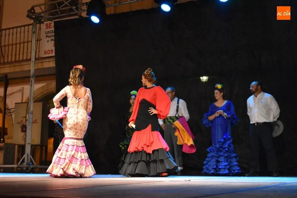 Foto 11 - Actuaci&oacute;n de los grupos de sevillanas &lsquo;El Roc&iacute;o&rsquo; y &lsquo;Nuevo Aire&rsquo;  