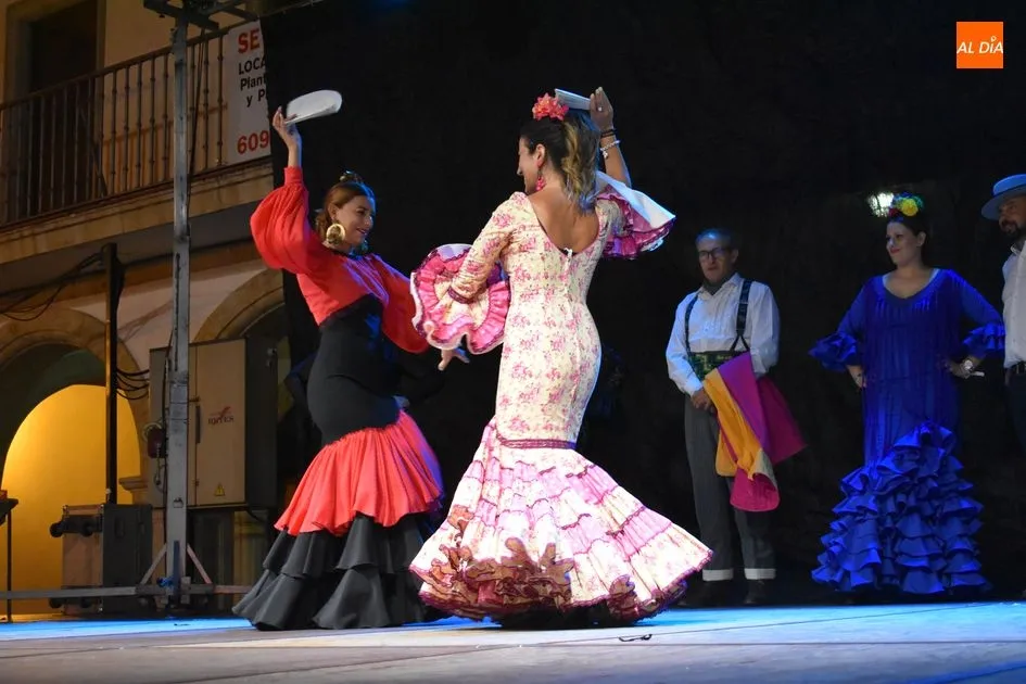 Foto 10 - Actuaci&oacute;n de los grupos de sevillanas &lsquo;El Roc&iacute;o&rsquo; y &lsquo;Nuevo Aire&rsquo;  