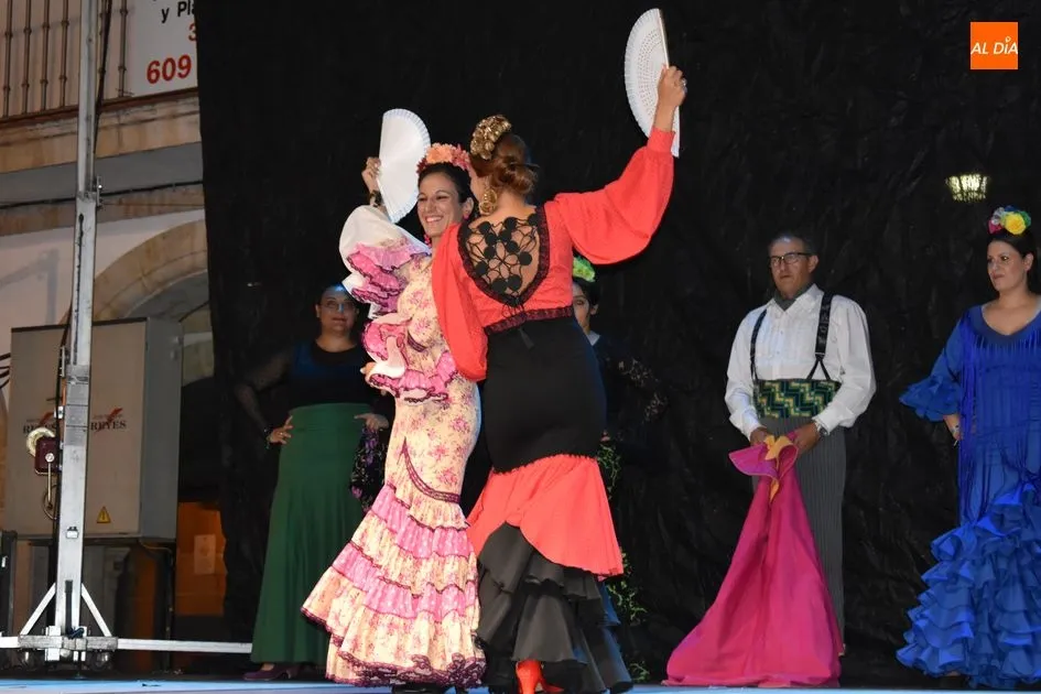 Foto 9 - Actuaci&oacute;n de los grupos de sevillanas &lsquo;El Roc&iacute;o&rsquo; y &lsquo;Nuevo Aire&rsquo;  
