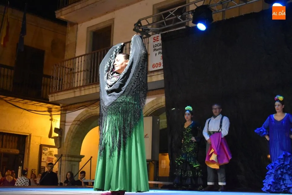 Foto 6 - Actuaci&oacute;n de los grupos de sevillanas &lsquo;El Roc&iacute;o&rsquo; y &lsquo;Nuevo Aire&rsquo;  