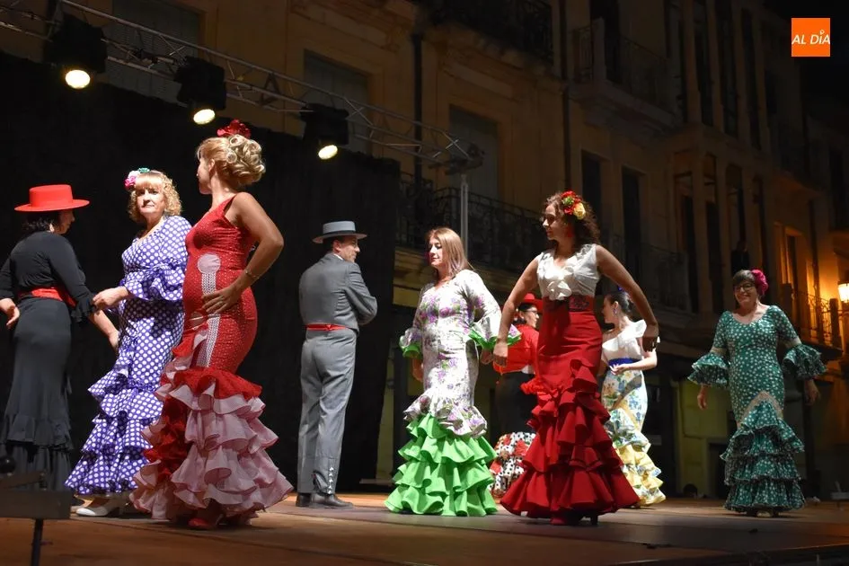 Foto 5 - Actuaci&oacute;n de los grupos de sevillanas &lsquo;El Roc&iacute;o&rsquo; y &lsquo;Nuevo Aire&rsquo;  