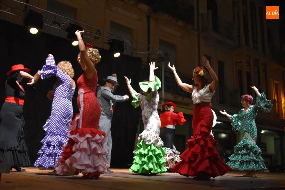 Foto 4 - Actuaci&oacute;n de los grupos de sevillanas &lsquo;El Roc&iacute;o&rsquo; y &lsquo;Nuevo Aire&rsquo;  