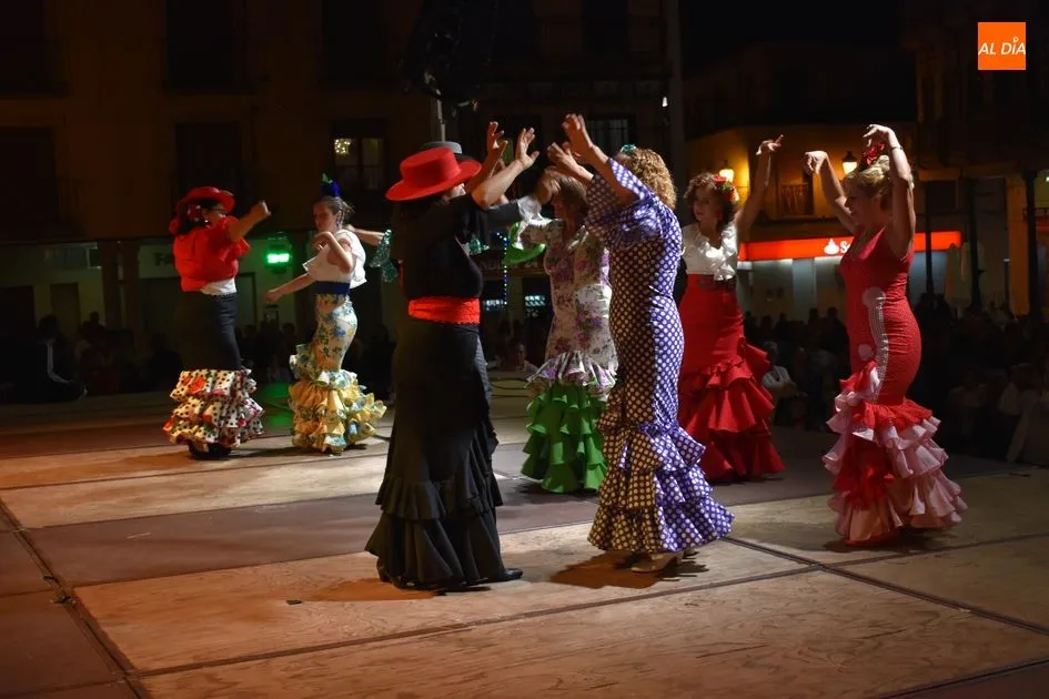 Foto 3 - Actuaci&oacute;n de los grupos de sevillanas &lsquo;El Roc&iacute;o&rsquo; y &lsquo;Nuevo Aire&rsquo;  