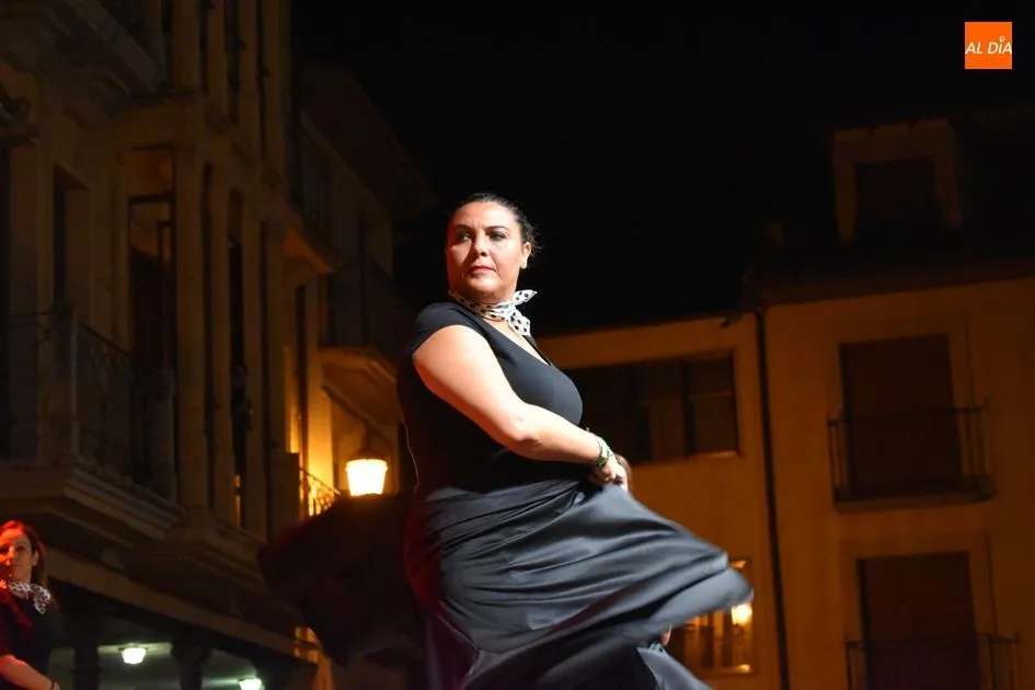 Foto 2 - Actuaci&oacute;n de los grupos de sevillanas &lsquo;El Roc&iacute;o&rsquo; y &lsquo;Nuevo Aire&rsquo;  
