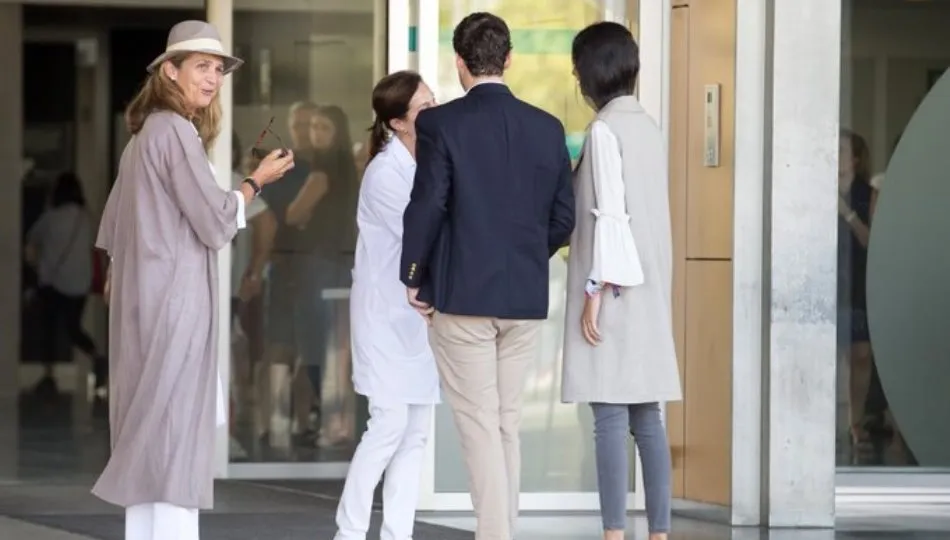 En el tercer día tras su operación de triple bypass aortocoronarios, rey Juan Carlos ha recibido la visita de doña Sofía, que es ya la tercera, y, por primera vez, de la infanta Elena y sus hijos. Foto de EP