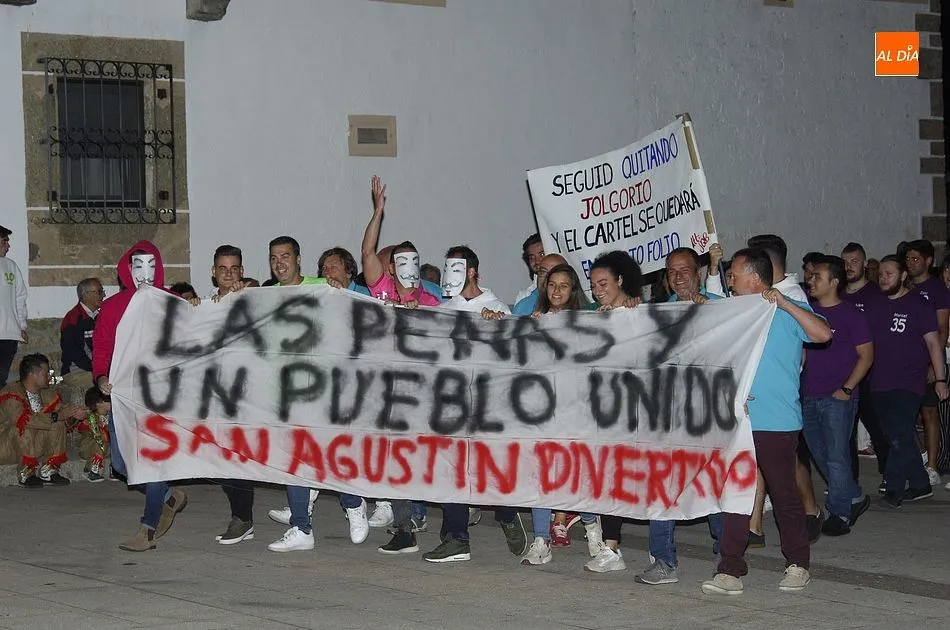 El concurso de disfraces acaba convertido en una manifestación contra el Ayuntamiento  