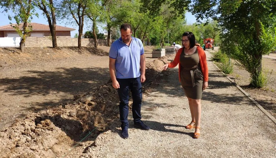 El alcalde de Santa Marta, David Mingo, y la concejal de Deportes, Silvia González, en la visita a estas obras