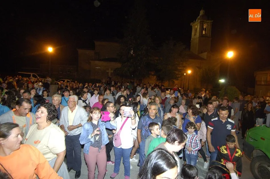 Foto 10 - El concurso de disfraces acaba convertido en una manifestaci&oacute;n contra el Ayuntamiento  